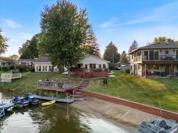 8437 WOODLAND SHORE Drive, Brighton, MI 48114