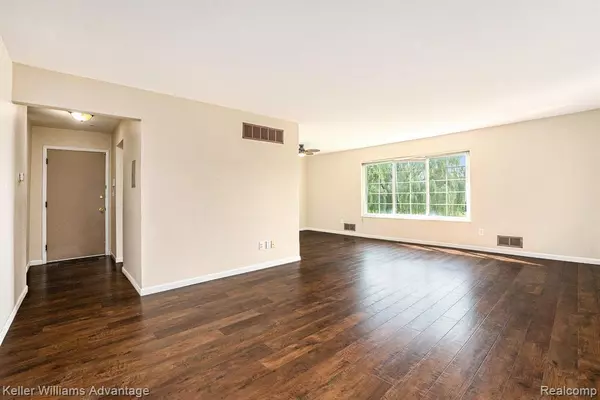 Bloomfield, MI 48304,670 E Fox Hills Drive