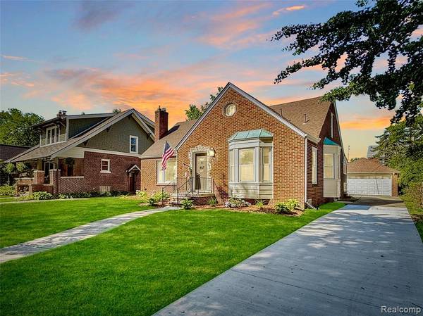 807 Barrington Road, Grosse Pointe Park, MI 48230