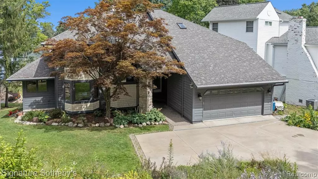 1745 Ridge Road, White Lake, MI 48383