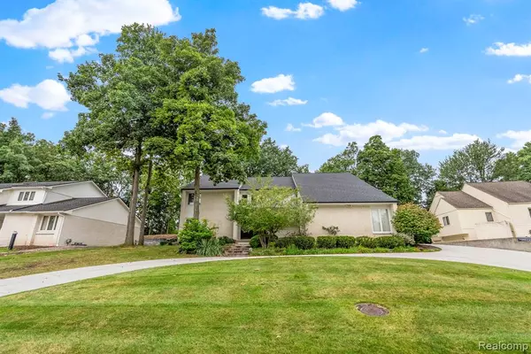 West Bloomfield, MI 48323,5322 Pond Bluff Drive