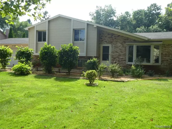 2900 Warner Drive, West Bloomfield, MI 48324