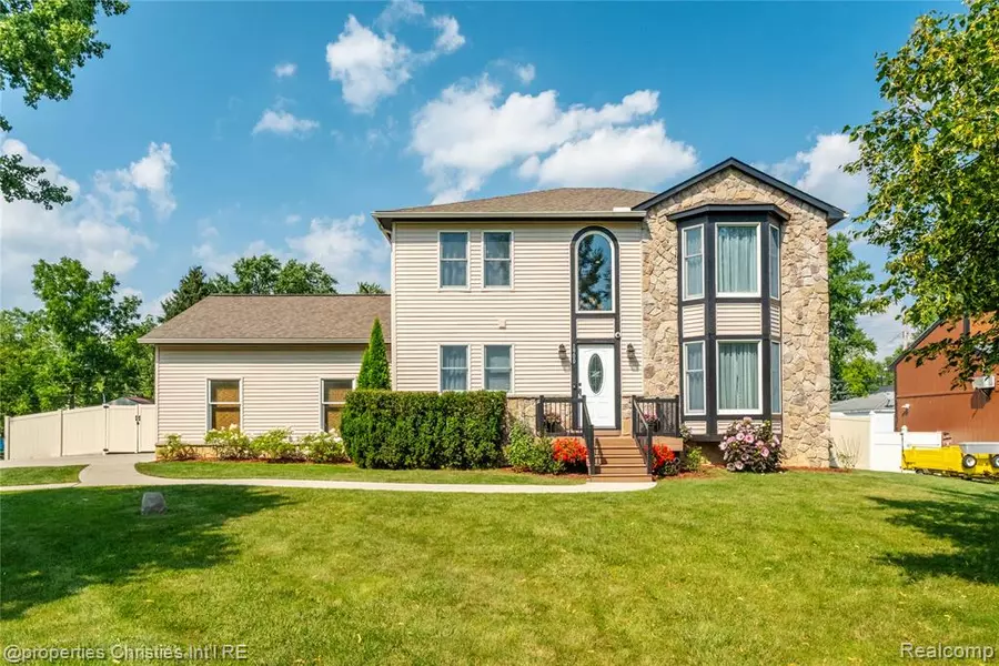 1900 S Lake Court, Novi, MI 48377