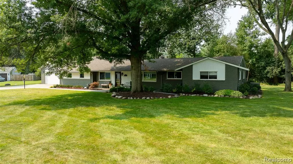 4990 Broomfield Lane, West Bloomfield, MI
