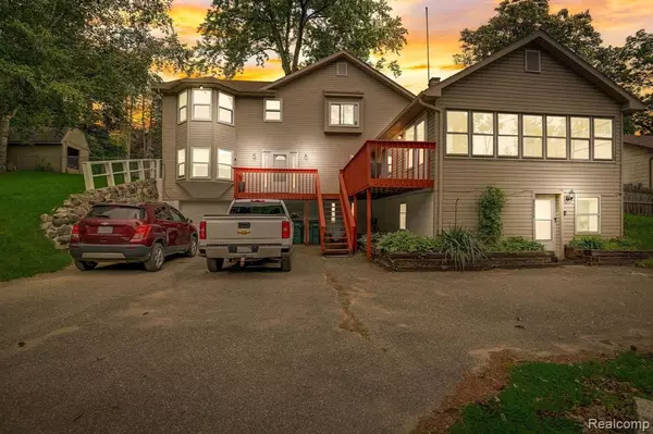 8954 WOODLAWN Avenue, Clarkston, MI 48348