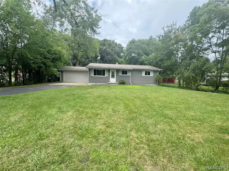 4880 Forest Avenue, Waterford, MI 48328