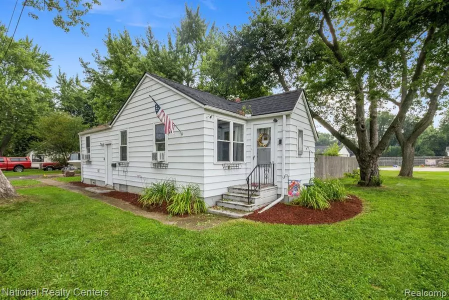 3390 WATKINS LAKE Road, Waterford, MI 48328