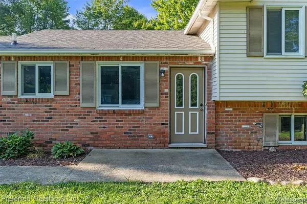 South Lyon, MI 48178,9366 Wild Oaks Circle