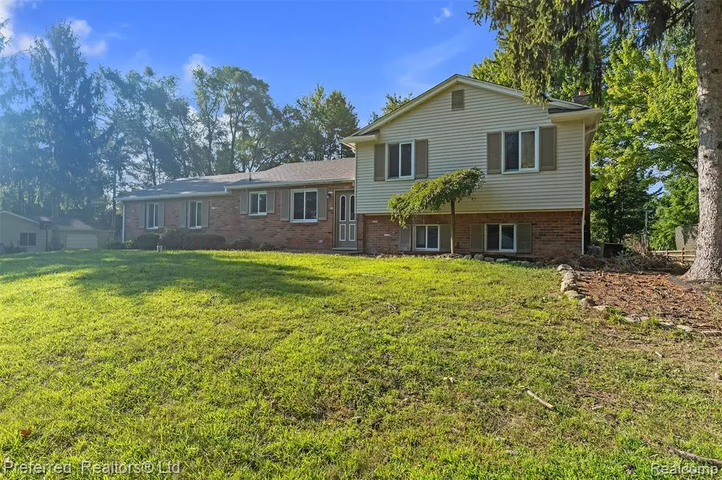 South Lyon, MI 48178,9366 Wild Oaks Circle