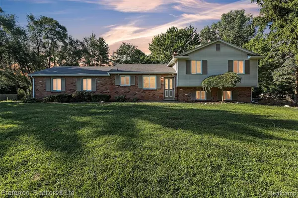South Lyon, MI 48178,9366 Wild Oaks Circle