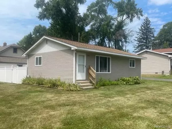 130 S Pinegrove Avenue, Waterford, MI 48327