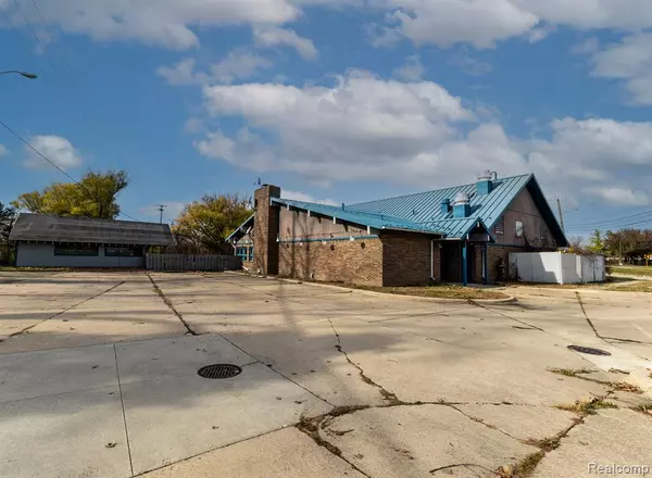 240 N RIVER Road, Mount Clemens, MI 48043