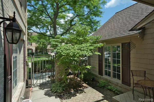 Bloomfield Hills, MI 48304,584 Cambridge Way