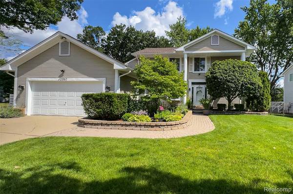 2380 Lansbury Drive, Waterford, MI 48329