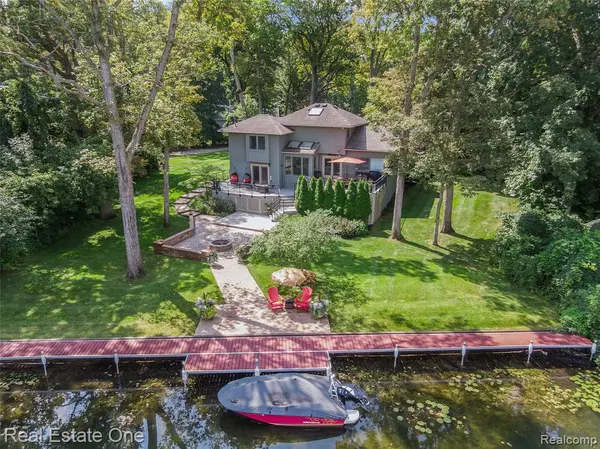 9929 Curie Lane, Pinckney, MI 48169