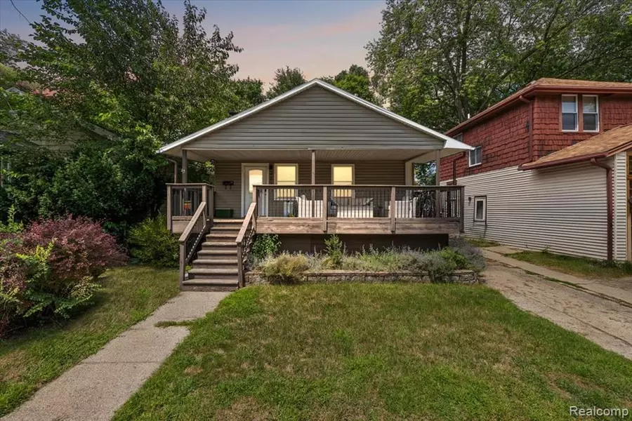 203 E Lewiston Avenue, Fenton, MI 48220