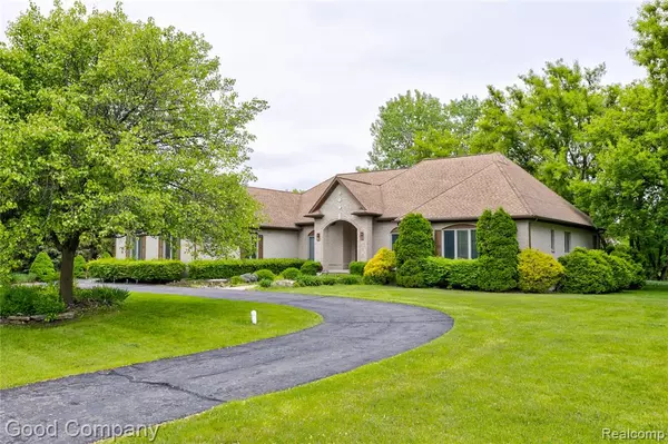 374 Oakbridge Drive, Rochester, MI 48306