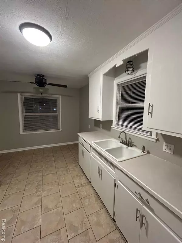 Royal Oak, MI 48067,2224 Guthrie Avenue