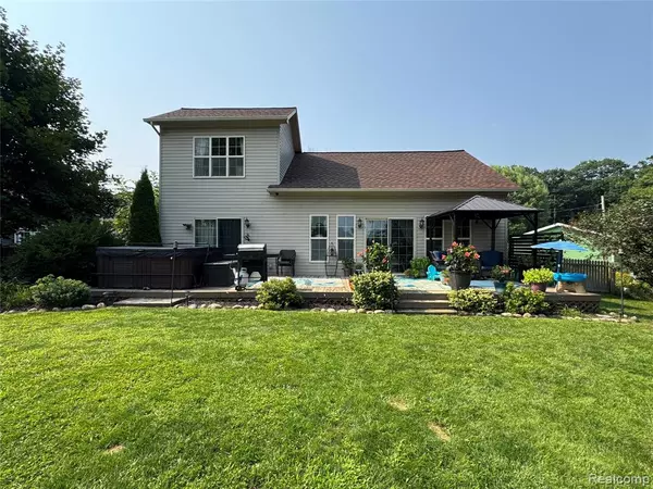577 Norvell Beach Drive, Brooklyn, MI 49230