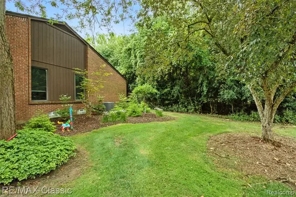 West Bloomfield, MI 48323,4022 CHABLIS Street