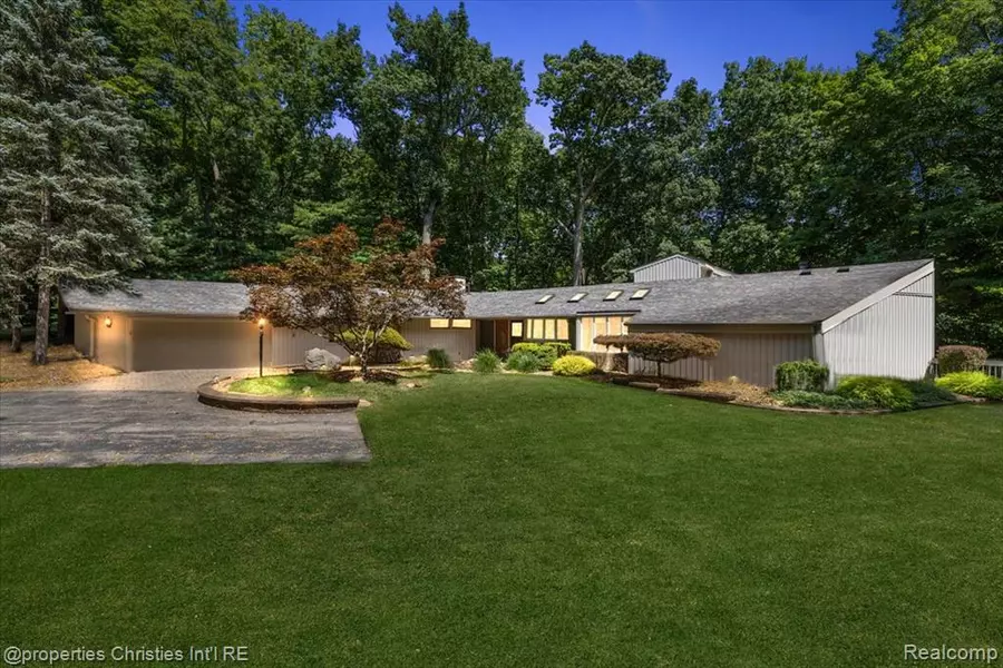 34448 Quaker Valley Road, Farmington Hills, MI 48331