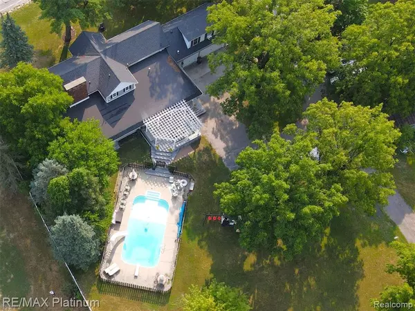 Howell, MI 48855,1907 Oak Grove Road