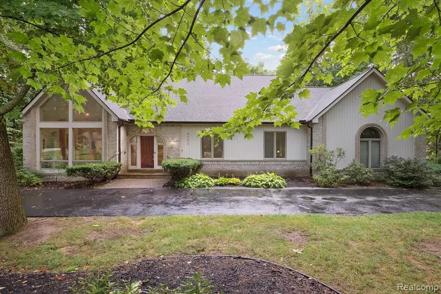 9724 Pine Valley Trail, Brighton, MI 48114