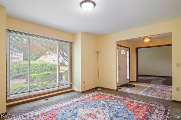 Farmington Hills, MI 48335,22276 SHEFFIELD Court