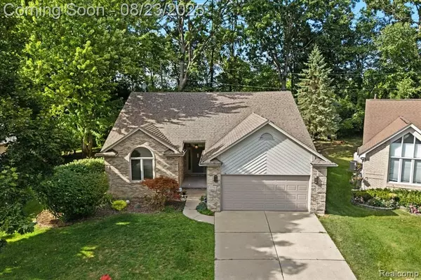 5770 Point Of The Woods Drive, West Bloomfield, MI 48324