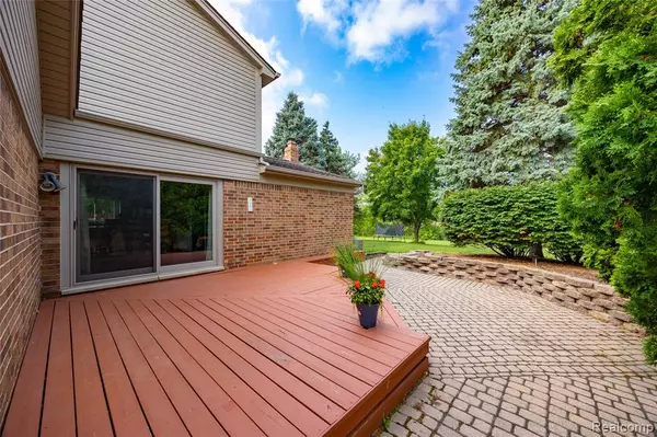 Macomb, MI 48044,46073 Hollowoode Lane