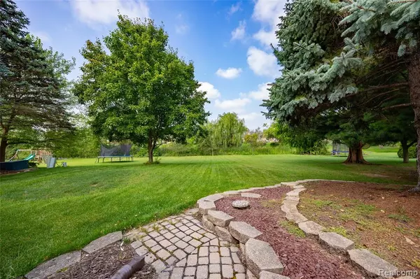 Macomb, MI 48044,46073 Hollowoode Lane