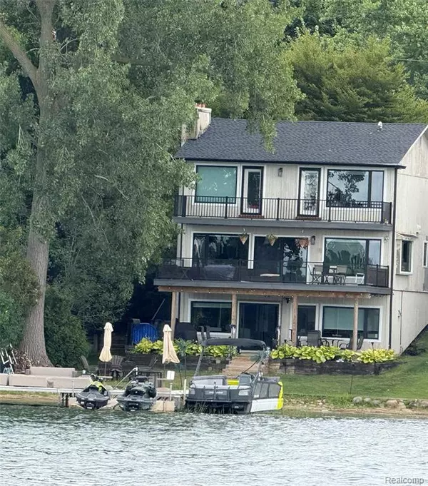 West Bloomfield, MI 48323,5494 Putnam Drive