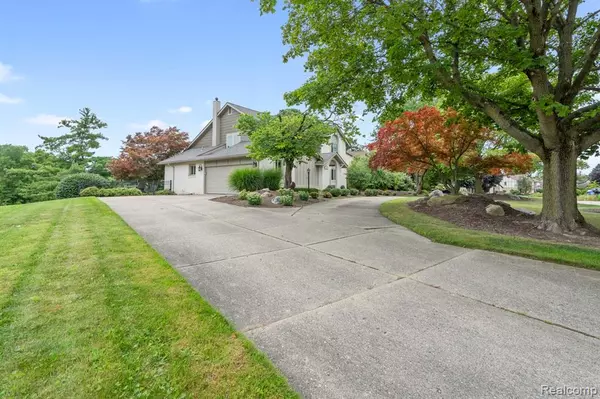 Farmington Hills, MI 48335,37735 River Bend