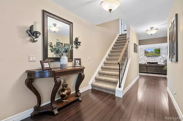 Farmington Hills, MI 48335,37735 River Bend