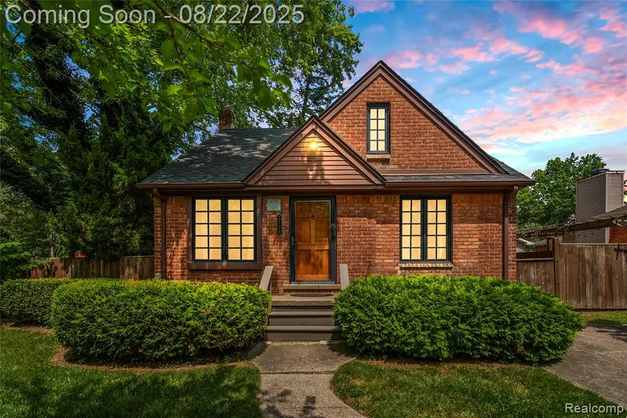 3704 Oakshire Avenue, Waterford, MI 48328