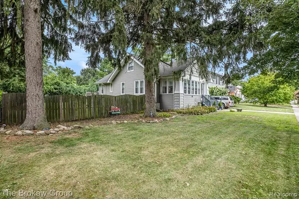 140 E Lawrence Avenue, Royal Oak, MI 48073