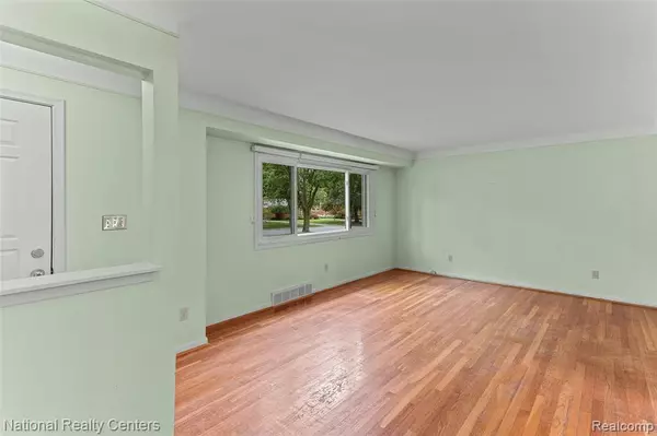 Farmington, MI 48336,23065 Warner Street