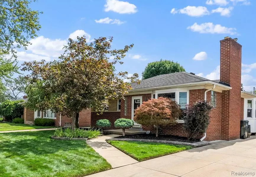 21124 Walton Street, Saint Clair Shores, MI 48081