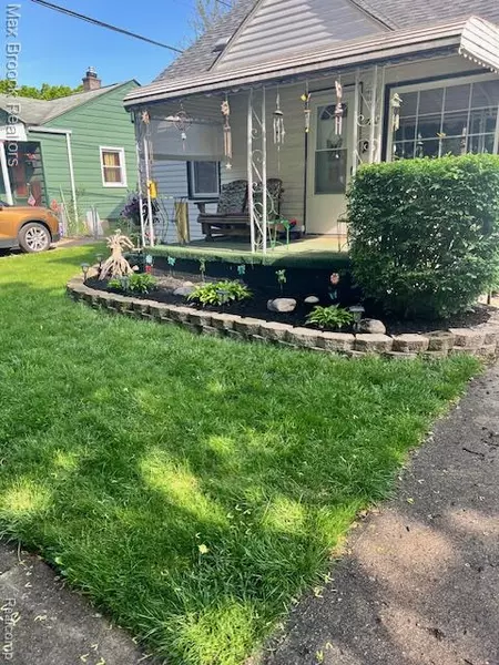 727 E Madge Avenue, Hazel Park, MI 48030