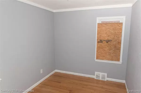 Detroit, MI 48219,19372 Sunderland Road