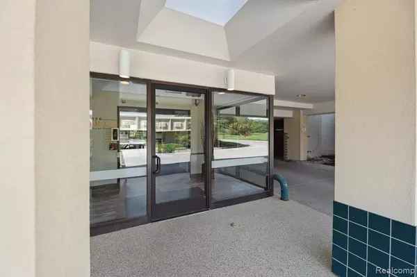 Novi, MI 48377,43050 12 Oaks Crescent Drive