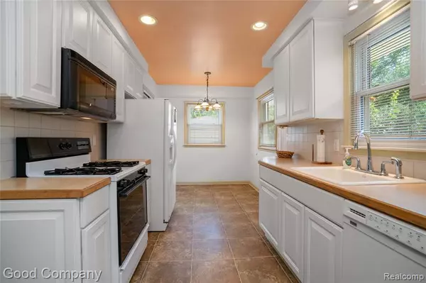 Saint Clair Shores, MI 48080,21811 Edmunton Street