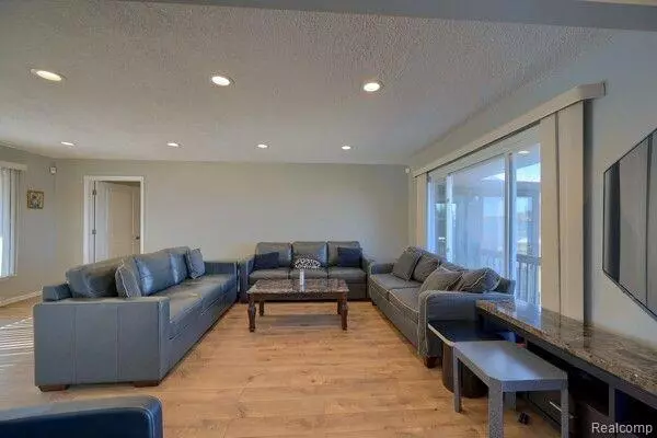 Waterford, MI 48328,3340 WINDCROFT Drive