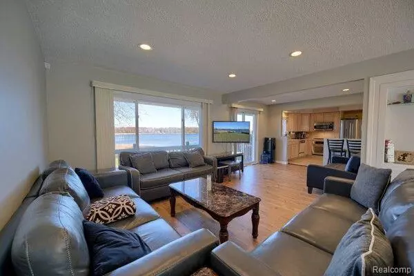 Waterford, MI 48328,3340 WINDCROFT Drive