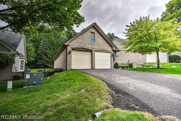 Fenton, MI 48430,807 Whisperwood Drive