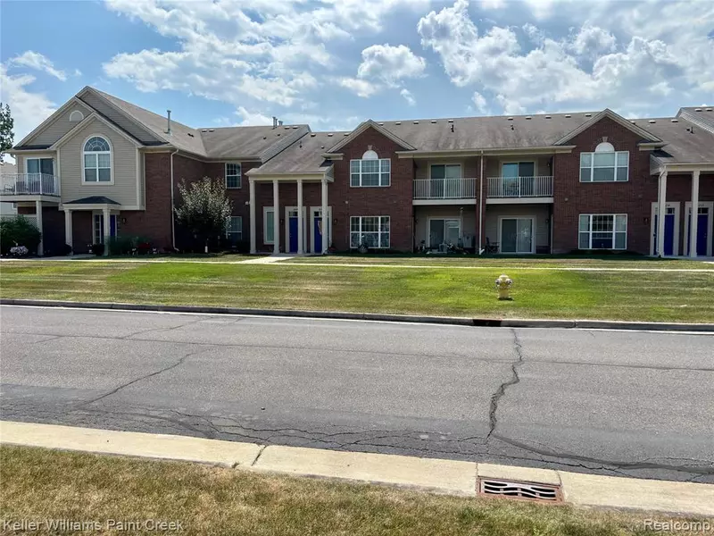 28244 S Pointe Lane, Chesterfield, MI