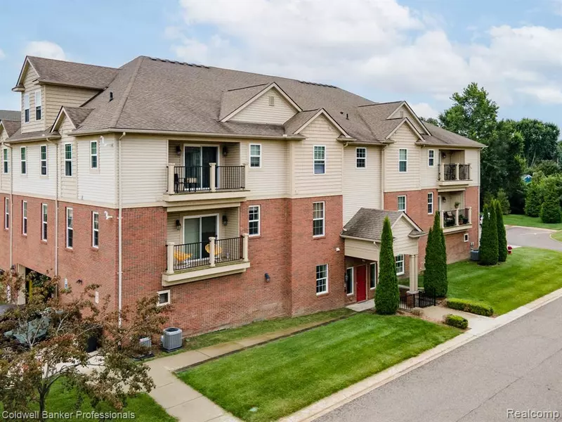 5656 Flagstaff Pines Dr, Shelby Twp, MI 48317