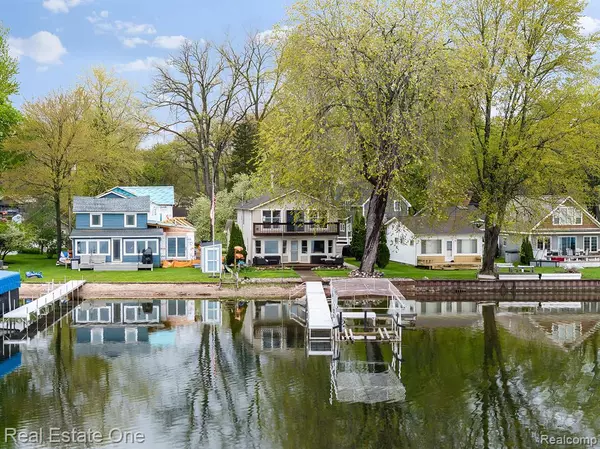 4825 DOWNING Drive, Pinckney, MI 48169