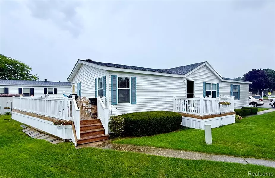 104 Shoreline Dr E, Port Sanilac, MI 48469