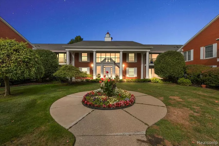 19710 W 13 Mile Road, Beverly Hills, MI 48025